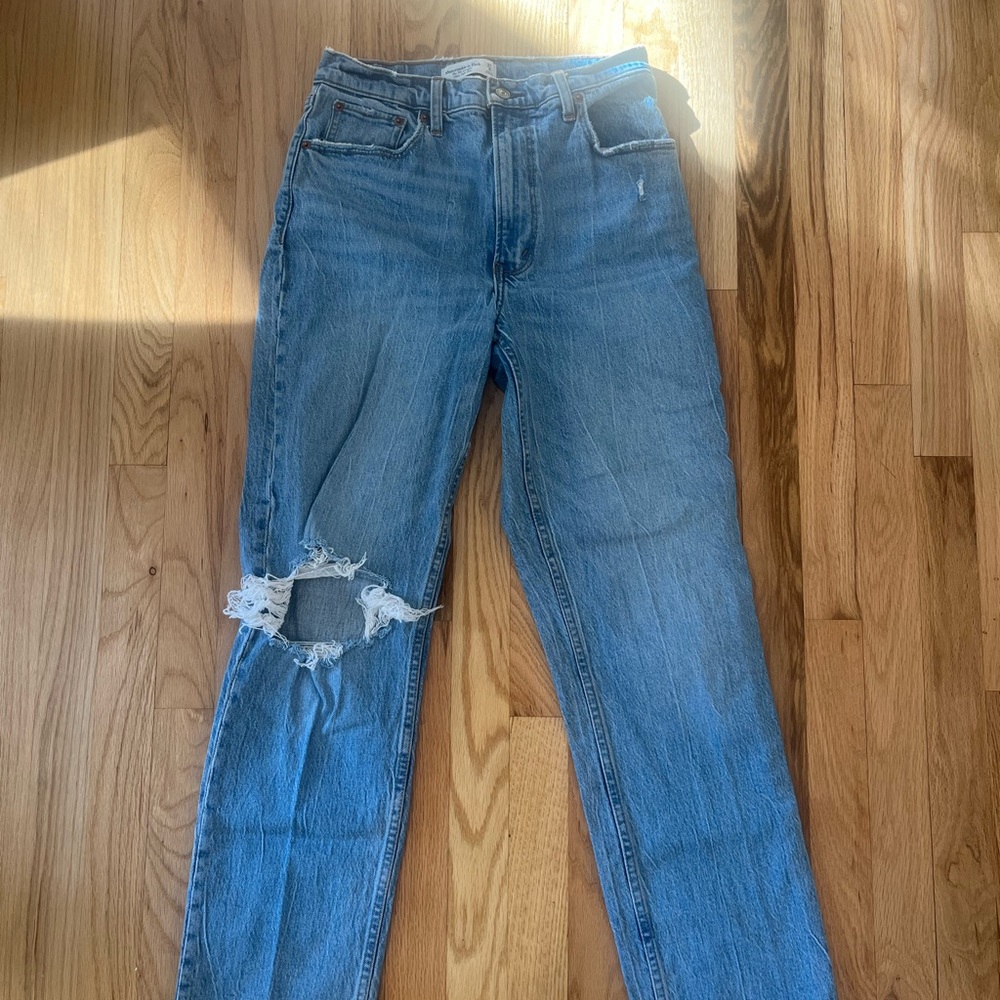 Abercrombie 90s Straight Ultra High Rise ripped medium light wash